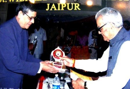Former Vice President Late Bhairon Singh Shekhawat Ji felicitating RN Arvind with Lifetime Achievement Award
